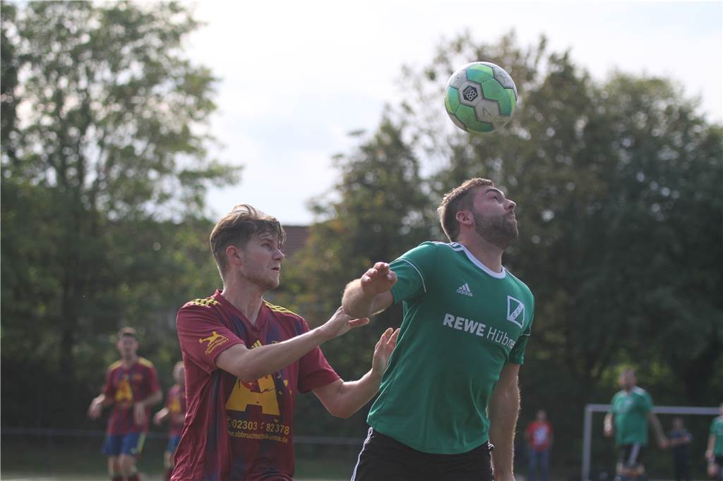 Platzverweis, Rudelbildung und späte Entscheidung: GS Cappenberg gegen Kamener SC ist „Krampfspiel“ David Eichmanns (r.) und Tom Milder (l.) im Kopfballduell.