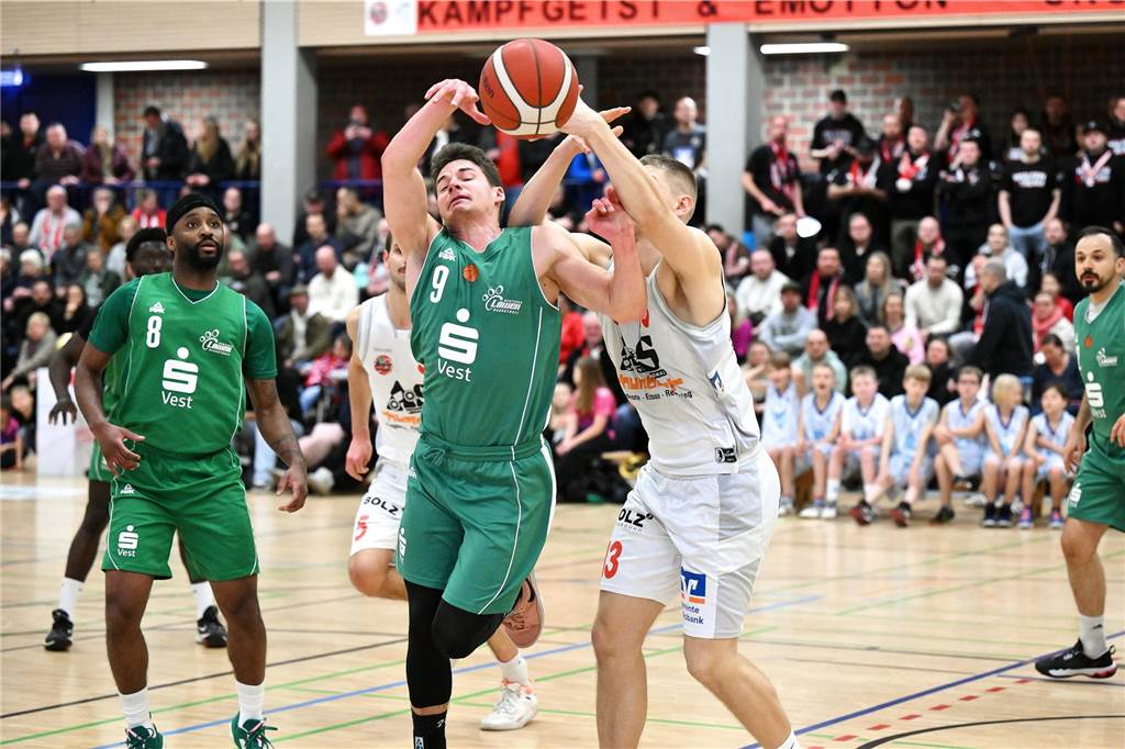 Hertener Löwen gewinnen Vestderby beim BSV Wulfen: Wer weniger Fehler macht, siegt David Ewald gegen Nils Peters