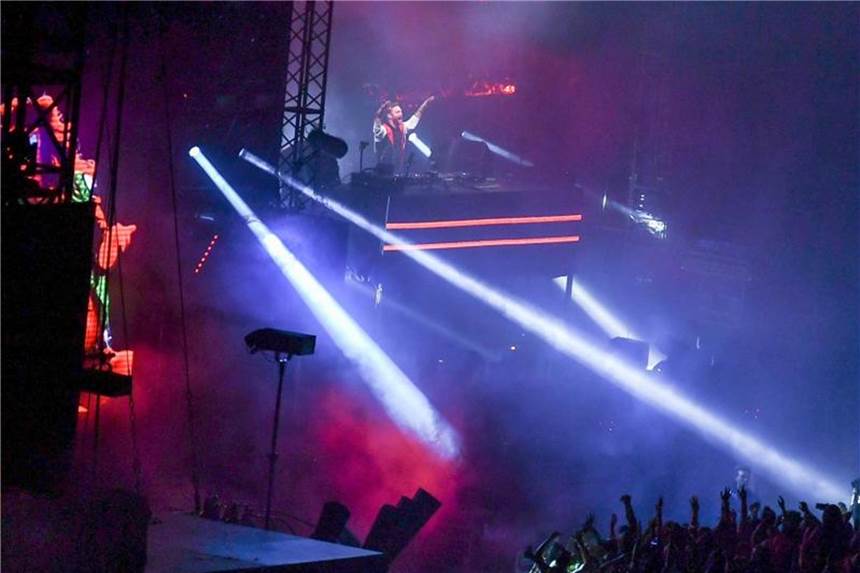 David Guetta: Partys sind nur Teil der Realität David Guetta (M) bringt die Menschen beim Musikfestival Lollapalooza in Berlin zum Tanzen. Foto: Jens Kalaene