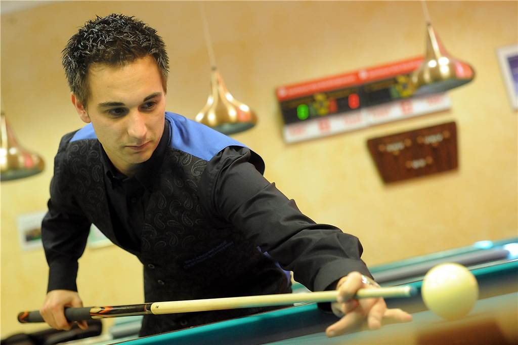 Nur wenige Vereine trauen sich auf die Sportplätze und in die Hallen David Hafemann, der Vorsitzende der BF Schwerin, verlässt wie seine Vereinsmitglieder nach dem Training künftig das Spiellokal über den Notausgang.