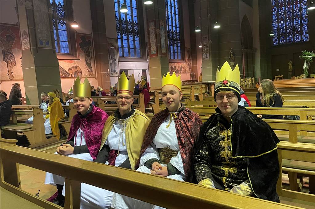 David Hambrügge(15), v.l Noah Wiesmann(16),Marlon Brockherde (16) und Bennet Heumer(15) besuchten als Sternsinger die Gebiete Almsick und Hundewick in Stadtlohn. 