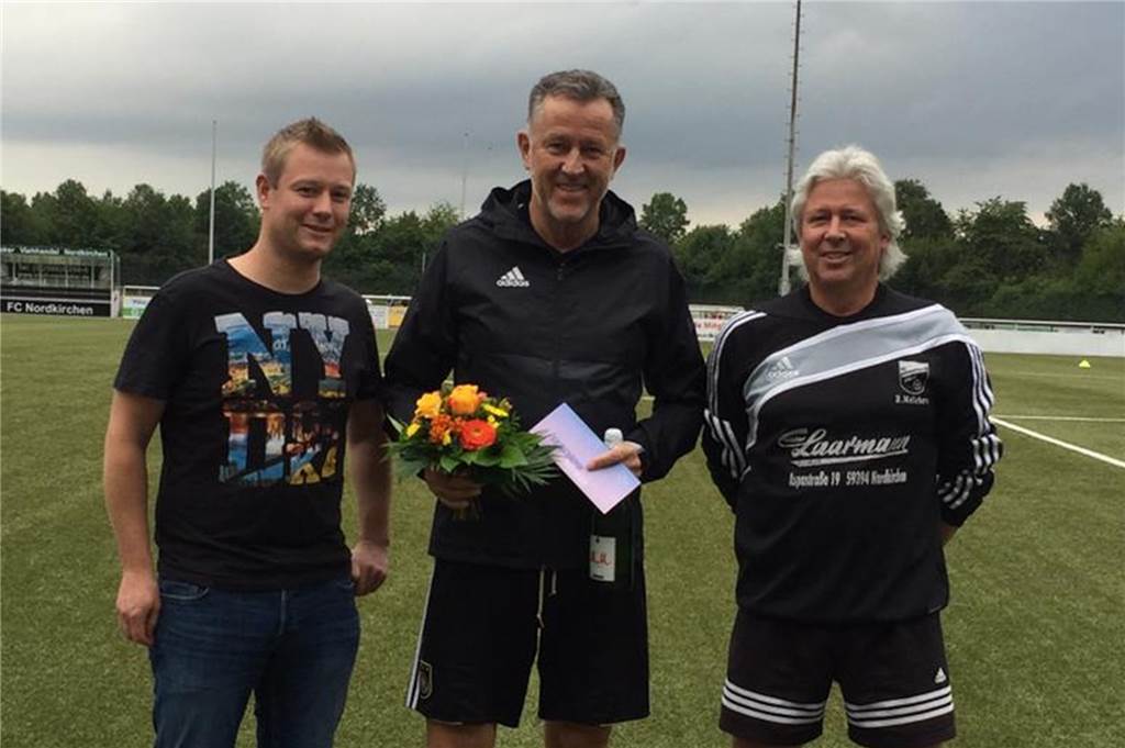 Trennung vor dem Trainingsstart: Neuer Coach übernimmt bei Nordkirchens Damen David Handrup (l.) und Bernhard Melchers (r.) verabschiedeten Bernd Lüring.