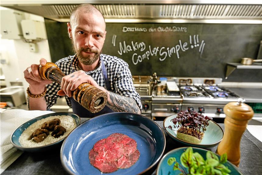 Ex-Sternekoch David Kikillus kocht wieder in Dortmund David Kikillus richtet im Restaurant „Rossini“ ein Carpaccio an.