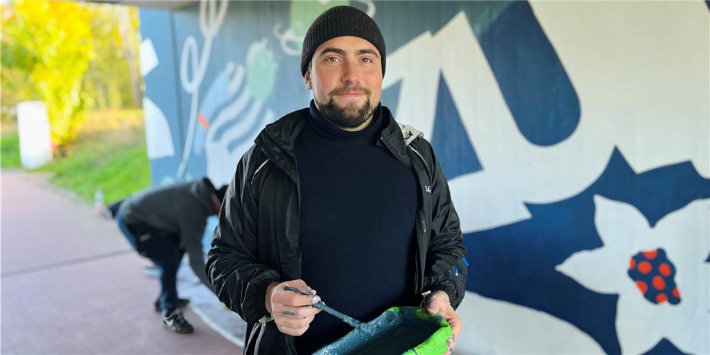 Sport, Natur und 1. Mai: Künstler und Jugendliche gestalten Unterführung am WUP Der Künstler David Kory steht mit Farbe und Pinsel in der Unterführung am Westuferpark.