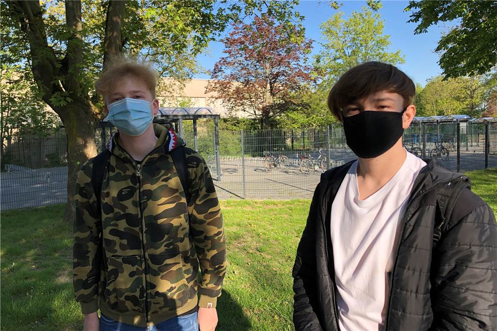 Sowi-Kurs an Dortmunder Gymnasium lernt mit zwei Metern Abstand David Labusch und Kevin Martens (v.l.) gehören zum Abschlussjahrgang der Max-Born-Realschule. Auch sie besuchten am Donnerstag erstmals wieder die Schule.