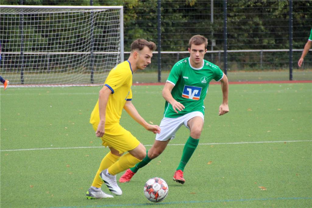 SV Herberns U23 mit erstem Saisonsieg: Erleichterung beim Tabellenschlusslicht David Mangold läuft mit Ball