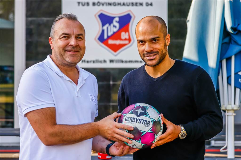 David Odonkor im Interview: Spielen Sie am Samstag für den TuS Bövinghausen, Herr Odonkor? David Odonkor läuft ab sofort für den Klub von Ajan Dzaferoski (l.) auf.