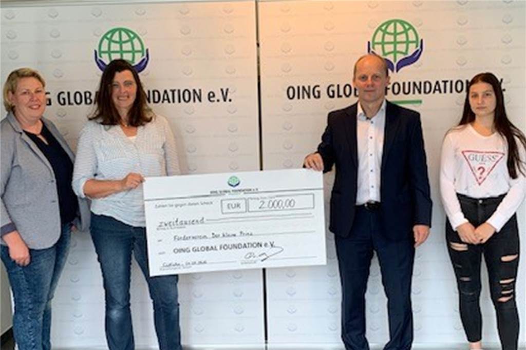 Familienrat entscheidet: Geld für Schule in Indien und für kranke Krokodile David Oing und Tochter Hannah (r.) übergeben einen Spendenscheck an die Vertreterinnen der Vredener Kita "Der kleine Prinz".