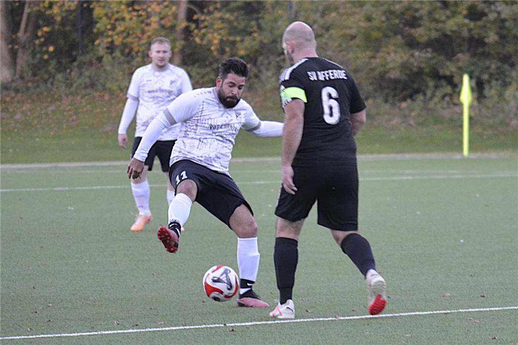 Eintracht Werne III kommt langsam in Fahrt David Pacheco aus der Dritten Mannschaft von Eintracht Werne im Zweikampf mit einem Gegenspieler vom SV Afferde II.