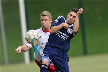David Pape (links) vom FC Castrop-Rauxel gegen Dingens Bünyamin Ertürk.