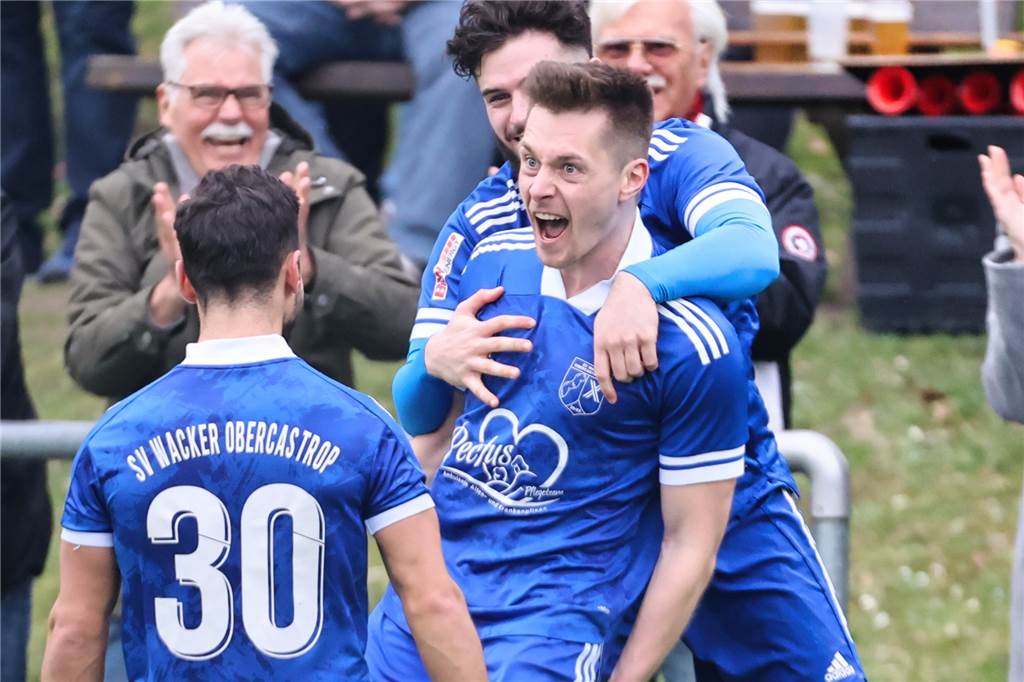 Wacker Obercastrop II legt beinahe Fehlstart hin - Schiedsrichter verliert Überblick bei Toren David Queder (M) half in der alten Saison noch beim Westfalenliga-Team des SV Wacker Obercastrop aus und erzielte Tore. Jetzt wurden ihm vom Schiedsrichter im Trikot von Wacker II drei Tore in Holthausen gutgeschrieben - markiert hatte er aber nur einen Treffer.