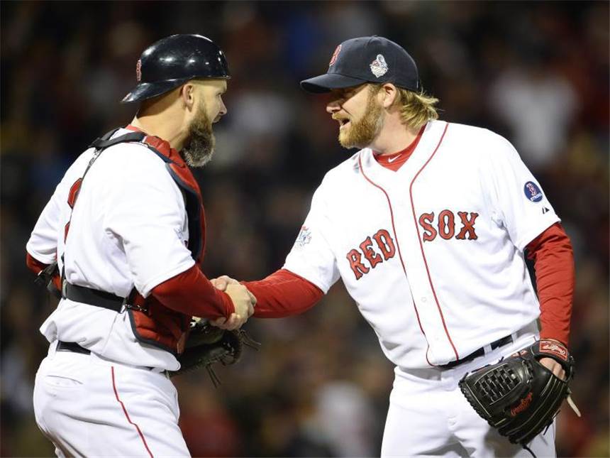 World Series: Boston mit 8:1-Heimsieg gegen St. Louis David Ross (l) und Ryan Dempster von den Boston Red Sox gratulieren sich zum Sieg gegen die St. Louis Cardinals. Foto: CJ Gunther