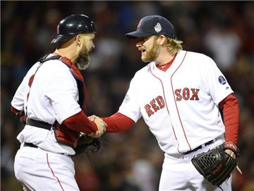 David Ross (l) und Ryan Dempster von den Boston Red Sox gratulieren sich zum Sieg gegen die St. Louis Cardinals. Foto: CJ Gunther