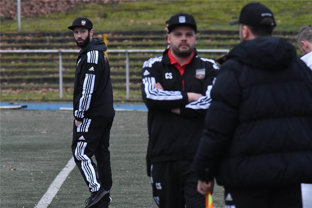 BV Brambauer macht es unnötig spannend David Sawatzki (l.), Trainer des BV Brambauer, musste in der Halbzeit ein wenig lauter werden.