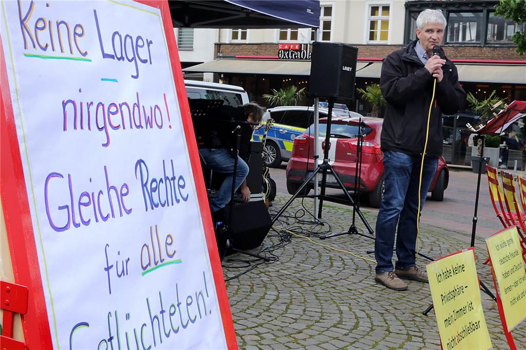 Ein Jahr Krieg in der Ukraine: Olga fand in Haltern ein Zuhause auf Zeit David Schütz auf dem Marktplatz bei einer Kundgebung für gleiche Rechte für alle Geflüchteten.