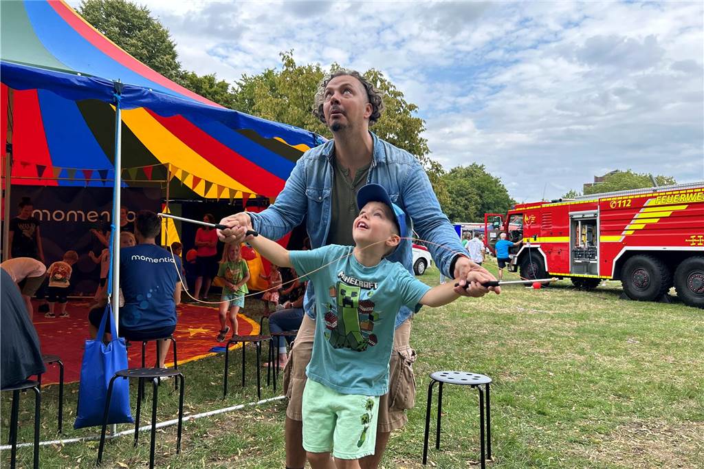 David Spickermann und sein Sohn Leonard (6) spielen mit dem Diabolo vom Zirkus Momentia.