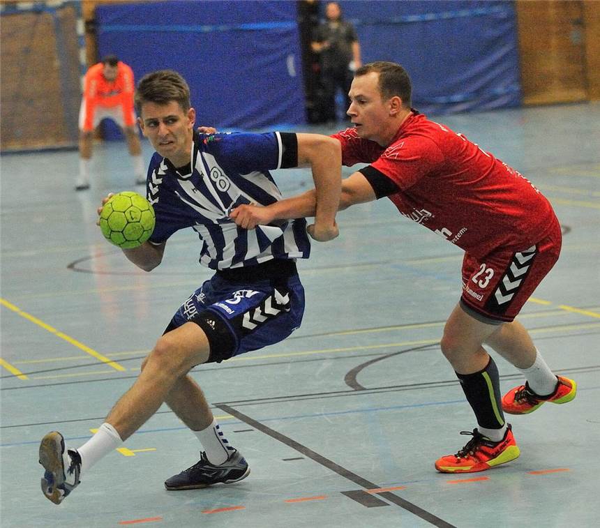 HSC Haltern glaubt nicht mehr an den Titel David Spiekermann (l.) spielte am Samstagnachmittag noch in der A-Jugend-Bundesliga beim Sieg des Neusser HV gegen Nettelstedt und war am Abend mit acht Toren der beste Werfer des HSC.