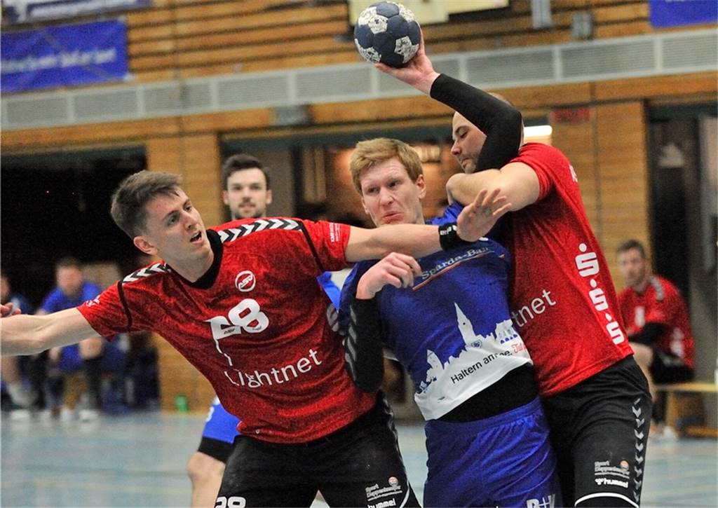 Rote Karte gegen Ex-Klub: Ein Rückkehrer steht bei Niederlage des HSC Haltern-Sythen im Fokus David Spiekermann (l.) traf erstmals nach seinem Wechsel vor drei Jahren in einem Pflichtspiel auf den HSC Haltern-Sythen.