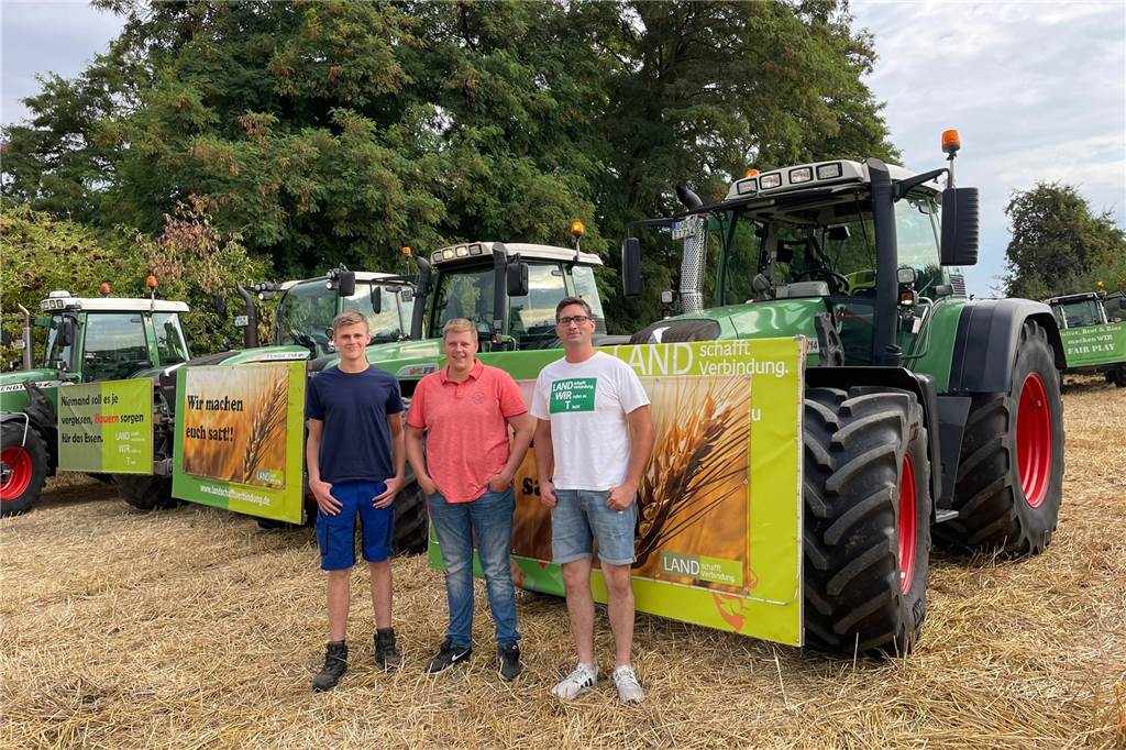 Landwirte aus Vreden und Alstätte tragen Protest bis nach Bonn David Wielens, Alexander Höper und Martin Eveld-Heidemann (v.l.) hatten sich mit Traktoren aus Alstätte auf den Weg nach Bonn gemacht. Um 2 Uhr nachts waren sie mit zwei weiteren Kollegen in Alstätte aufgebrochen.