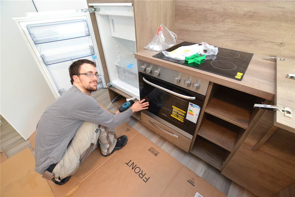 Schandfleck ist jetzt Vorzeige-Standort: Kindergarten und Demenz-WG unter einem Dach David Wohlrab baut derzeit die Gemeinschaftsküchen und - wie hier - die Einbauküchen in den Appartements auf.