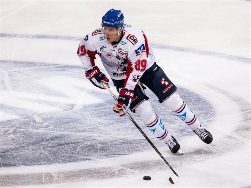 Adler Mannheim neuer Tabellenzweiter David Wolf trug einen Treffer zum Sieg der Mannheimer bei. Foto: Maja Hitij