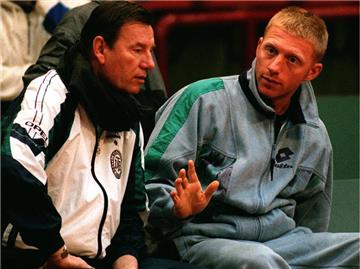 Davis-Cup-Teamchef Niki Pilic und Boris Becker 1996 vor dem Viertelfinale gegen Frankreich. Foto: dpa