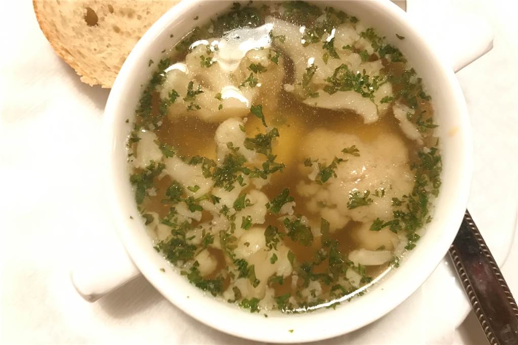 Am Jakobsbrunnen vor den Toren Selms treffen sich traditionelle Tresenkultur und Esskultur Davon am liebsten noch einen Nachschlag: die Hochzeitssuppe.