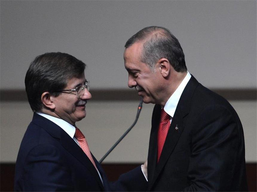 AKP-Parteitag bestätigt Davutoglu als Erdogan-Nachfolger Davutoglu folgt Erdogan nach, der den Parteivorsitz vor seinem Amtsantritt als Präsident niederlegen muss. Foto: Hakan Goktepe/Anadolu Agency