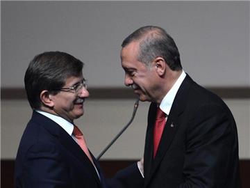Davutoglu folgt Erdogan nach, der den Parteivorsitz vor seinem Amtsantritt als Präsident niederlegen muss. Foto: Hakan Goktepe/Anadolu Agency