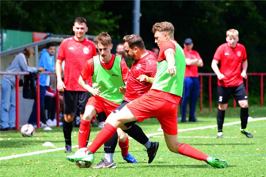 Merklinde-Stürmer aus dem Urlaub zum Doppelpack Dawid Lewandowski (rechts im grünen Leibchen) erzielte in seinem ersten Pflichtspiel für den SuS Merklinde gleich einen Doppelpack.