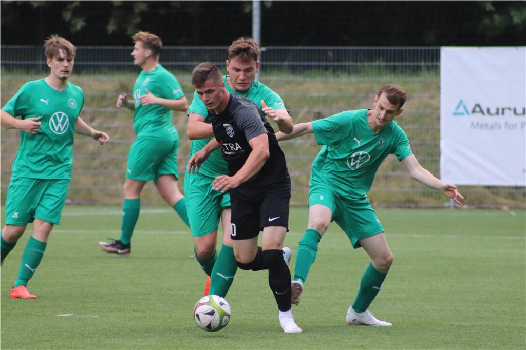 Plötzlich Westfalenliga statt Kreisliga C Dawid Surmiak setzt sich gegen zwei Gegenspieler durch.
