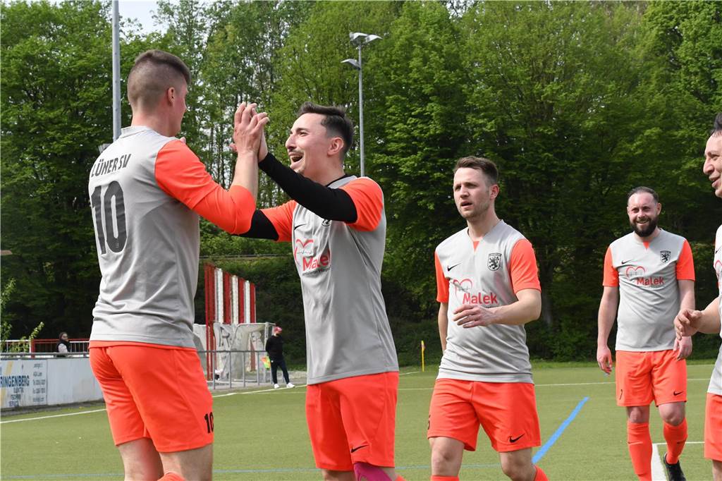 22 Tore: Dawid Surmiak ist Lünens treffsicherster Stürmer Dawid Surmiak jubelt mit seinen Mitspielern.