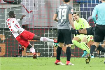 Dayot Upamecano (l.) erzielt den Führungstreffer gegen Augsburg.
