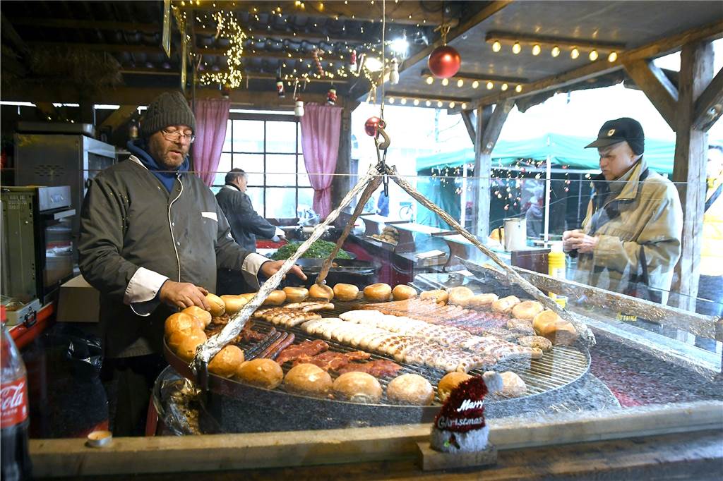 Dazu gibt‘s Bratwurst für den Hunger.