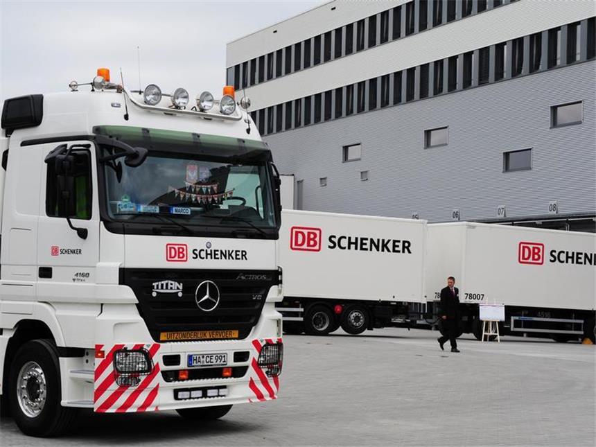 Bahn-Logistik bekommt Zentrale in Frankfurt "DB Schenker Luftfracht Europa-Hub" auf dem Flughafen in Frankfurt am Main. Die Logistiksparte der Deutschen Bahn wird künftig von Frankfurt aus geleitet.