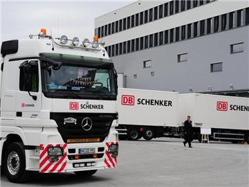 "DB Schenker Luftfracht Europa-Hub" auf dem Flughafen in Frankfurt am Main. Die Logistiksparte der Deutschen Bahn wird künftig von Frankfurt aus geleitet.