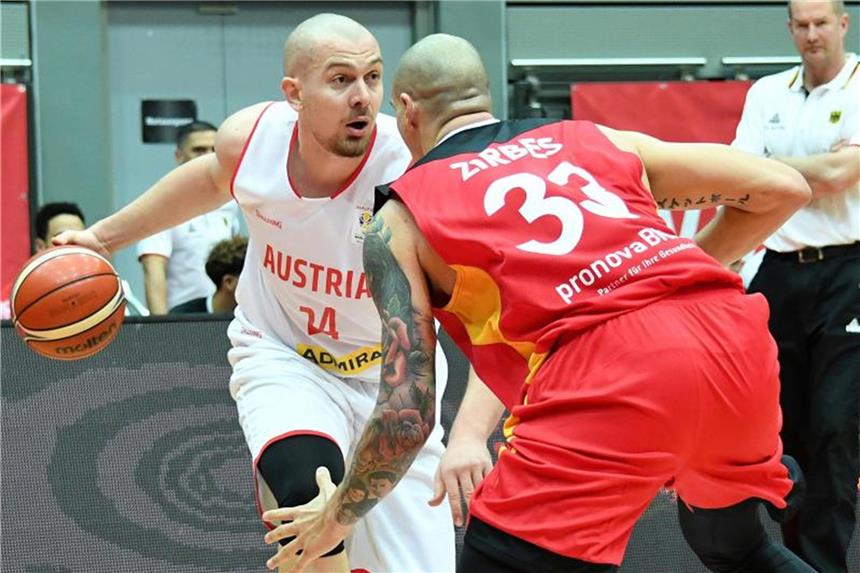Deutscher Basketballer gewinnen gegen Österreich DBB-Akteur Maik Zirbes stellt sich dem Österreicher Rasid Mahalbasic in den Weg. Foto: Helmut Fohringer