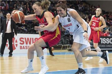DBB-Spielerin Svenja Brunckhorst (l) setzt sich gegen Katia Clement aus der Schweiz durch. Foto: Anthony Anex/KEYSTONE