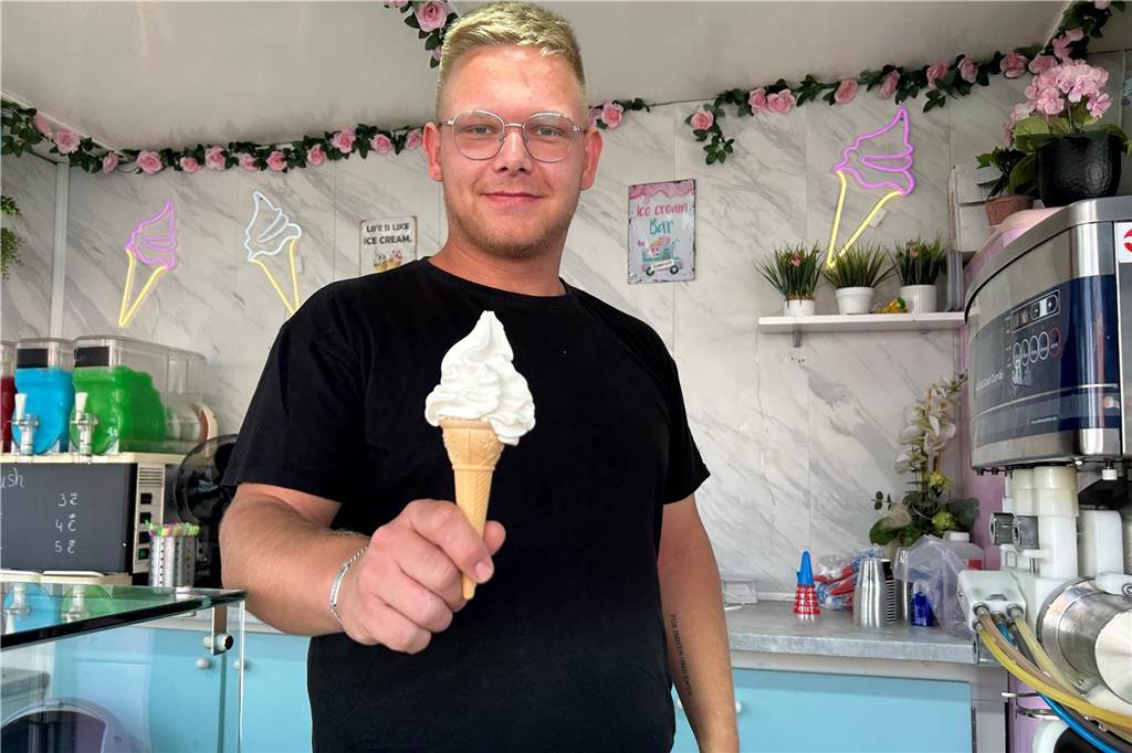 Von Finnland auf die Vredener Kirmes: Letzter Tag auf dem Volksfest Dean Oswald steht jedes Jahr mit seinem Eisstand auf der Vredener Kirmes und ist mit den bisherigen Umsätzen in diesem Jahr sehr zufrieden.