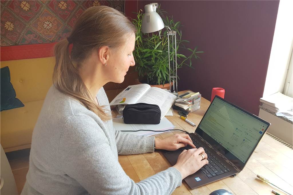 Schüler im virtuellen Klassenraum: Lernen mit App und E-Mail Debora Berge betreut ihre Schüler aus dem Home-Office.