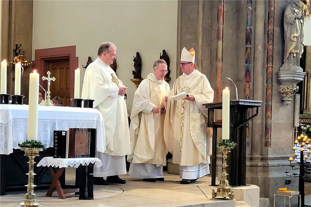 Nach 55 Jahren feiert St. Franziskus Schwerin jetzt die letzte Messe Dechant Ludger Plümpe (v.l.), Pfarrer Christoph Gundermann und Weihbischof Josef Holtkotte am Ostermontag in St. Lambertus: Erst vor wenigen Tagen feierte man die Verschmelzung der sechs Gemeinden zu einer großen Pfarrei.