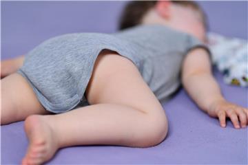 Decke runter und viel Luft ans Kind: So schlafen Babys bei Hitze entspannter. Foto: Uwe Anspach