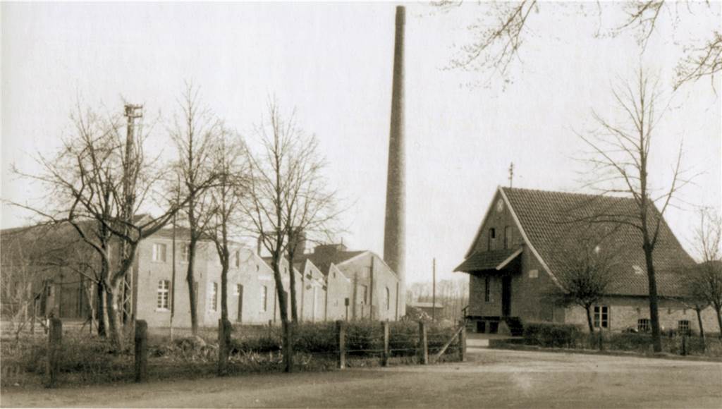 Deelmann (links) in den 1960er Jahren, rechts die (damals) Bäuerliche Bezugs- und Absatzgenossenschaft.