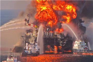„Deepwater Horizon“ in Flammen: Die nach der Katastrophe verschärften Sicherheitsregeln sollen wieder abgeschafft werden. Foto: US Coast Guard