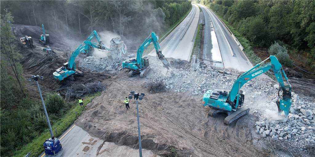 Mit Video: A1-Brücke Bönneweg bei Ascheberg wird abgerissen - neue Brücke in Planung Drei Bagger bei Abrissarbeiten an einer Brücke.