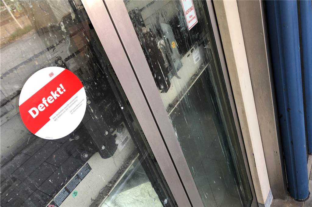 Die Deutsche Bahn verspricht Besserung für das Taubenproblem „Defekt!“ – Der einzige Aufzug der Anlage funktioniert nicht mehr. Grund ist ein technisches Problem.