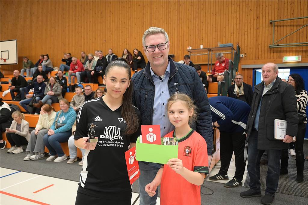 Defne Sarimese von SSV Rhade erhielt als beste Spielerin des Turniers einen Sonderpreis, den Oer-Erkenschwicks Bürgermeister Carsten Wewers überreichte.  
