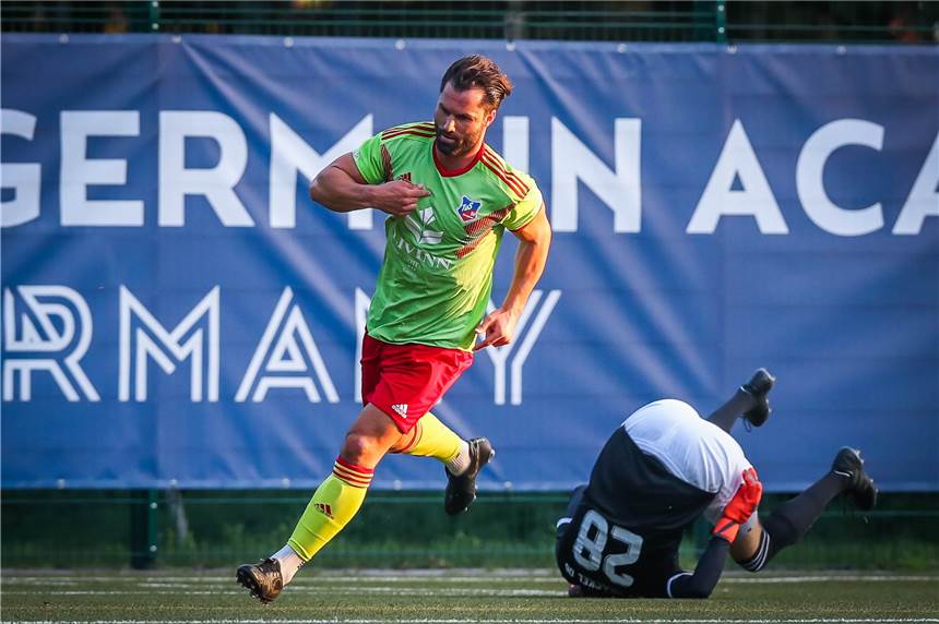 Dejan Petrovic feiert seinen Treffer
