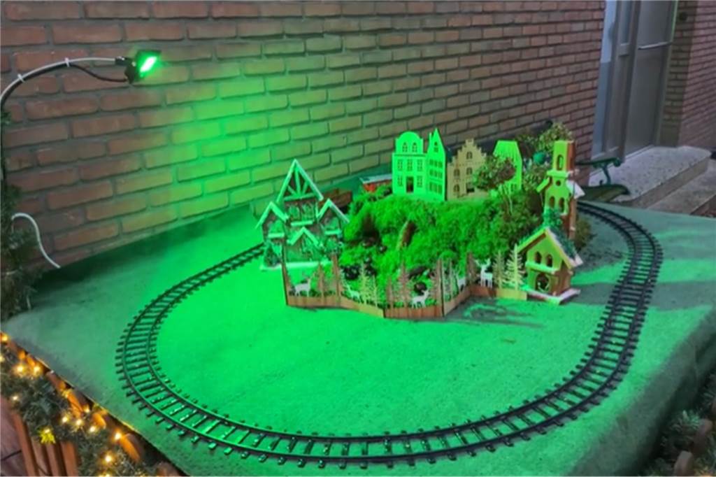 Dekorativ sorgte diese kleine Modelleisenbahn für zusätzliche Weihnachtsstimmung.