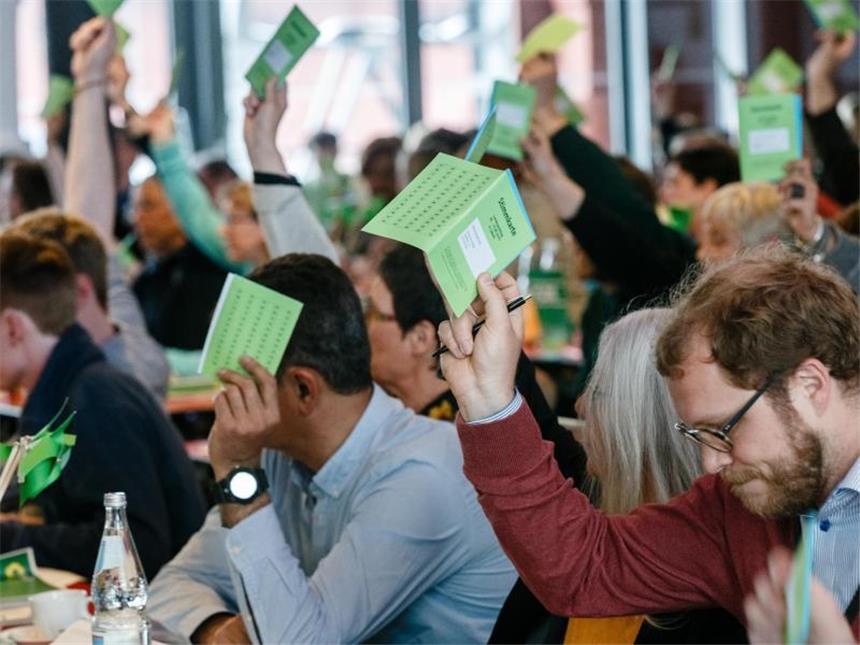 Habeck bekommt von Nord-Grünen Unterstützung für Bundespläne Delegierte stimmen in Lübeck auf dem Landesparteitag der Grünen Schleswig-Holsteins über einen Antrag ab. Foto: Markus Scholz